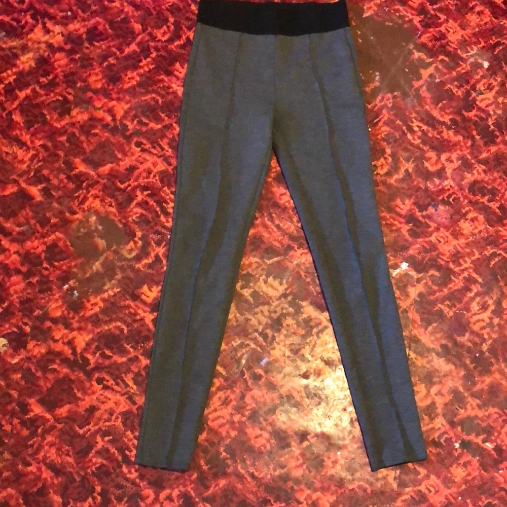 Grey leggings with a black waist band
